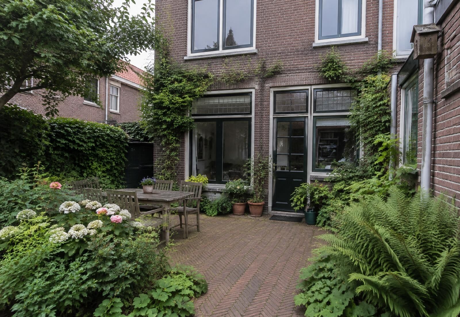 Landelijke tuin met slingerpad, detail 1