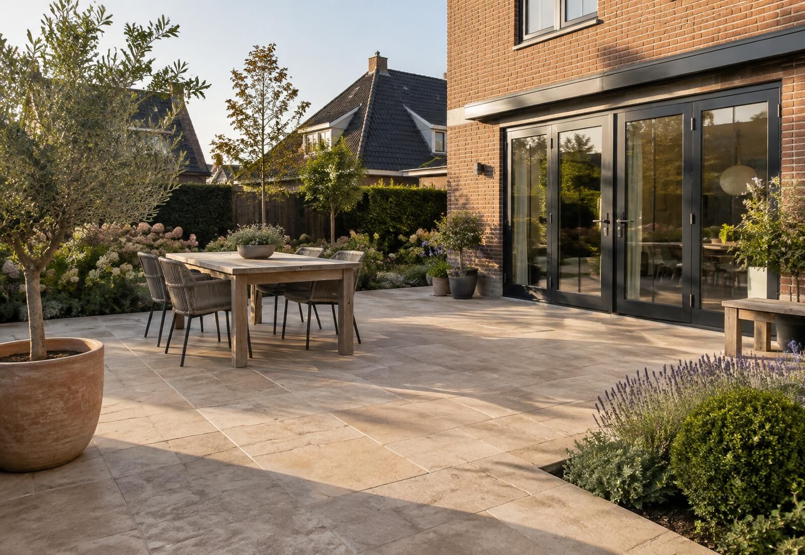 Ruim terras van natuursteen bij een Nederlandse woning