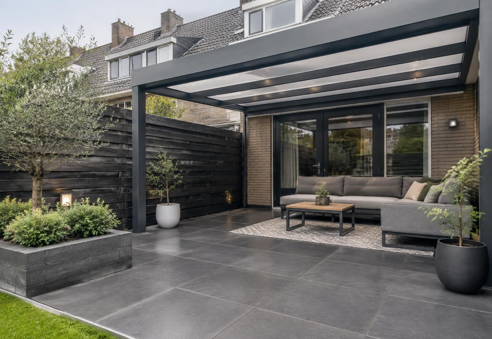 Tuin met overkapping en schutting